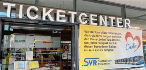 Dankeschön an die Busfahrer: Mit einem Plakat sagt SVR-Geschäftsleiter Ingmar Töppel „Danke“.Foto Gantner