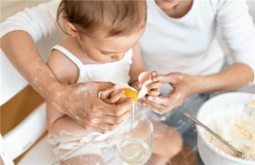 Das AELF gibt Eltern unter anderem Tipps, wie sie ihre Kinder am Kochen beteiligen können. Foto dpa