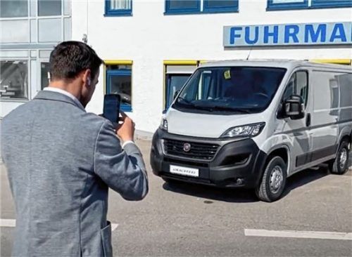 Das etwas andere Verkaufsgespräch: Ein Mitarbeiter präsentiert im Video-Chat mit dem Kunden einen Transporter. Foto Fuhrmann