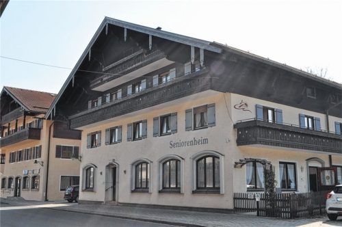 Das Grassauer Anthojo-Seniorenheim. Zurzeit sieht man dort niemanden auf der Bank in der Sonne sitzen, Lieferungen werden an der Haustür abgewickelt. Die Heimleitung isoliert die Senioren wegen der Ansteckungsgefahr momentan von der Außenwelt und bemüht sich, ihnen trotzdem ein schönes Osterfest zu gestalten. Fotos Eder