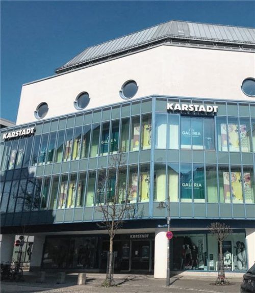 Das Karstadt-Gebäude in der Innenstadt: Welche Auswirkungen das Schutzschirmverfahren auf den Standort Rosenheim hat, steht derzeit noch nicht fest. Foto Schöne