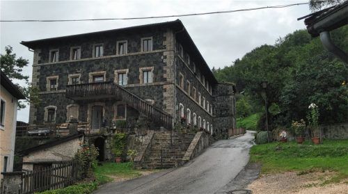 Das „Schlackenhaus“ auf dem Areal der Maxhütte in Bergen will die Gemeinde noch heuer sanieren. Sie ist Besitzer des Hauses und hat vor, bezahlbare Wohnungen für Einheimische zu schaffen. Geplant sind 19 Wohneinheiten sowie der teilweise Anbau von Balkonen. Foto Humm