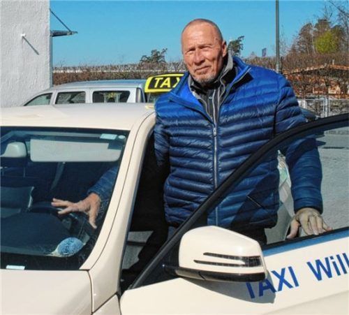 Das Taxi von Alexander Will ist in Zeiten von Corona meist leer. Fahrten zum Flughafen werden aktuell nicht nachgefragt. Foto  Lohmann