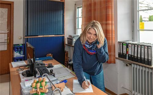 Den Einkaufsservice erreicht man direkt über das Handy der Bürgerhilfe und landet dann häufig bei Andrea Maier. Man kann aber auch bei der Gemeindeverwaltung anrufen, bei Christine Gassner, in deren Büro Andrea Maier hier steht. Foto Thomae