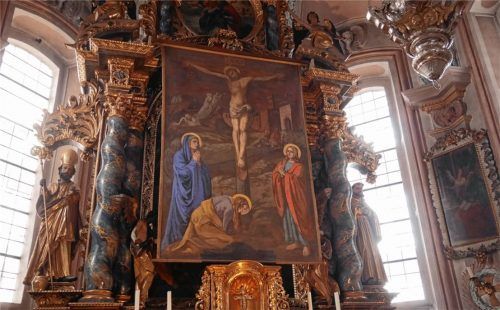 Den Hochaltar schmückt das Fastentuch mit dem gekreuzigten Jesus. Foto Kirchner