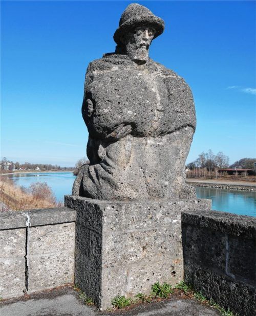 Den Salzsackträgern, die einst das begehrte Handelsgut auf Saumpferde und Fuhrwerke luden und in den Salzstadeln zwischenlagerten, setzte der Bildhauer Toni Fiedler an der Innbrücke ein Denkmal.Foto Frick