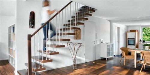 Der aktuellen DIN-Norm entsprechend empfehlen sich ergonomische Rundhandläufe zum sicheren Umgreifen. Foto epr/KENNGOTT