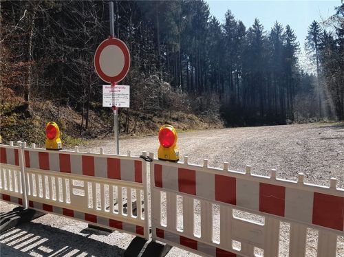 Der gesperrte Wanderparkplatz in Unterwössen oberhalb der Burg Marquartstein. Die Bergretter warnen eindringlich davor, in Zeiten der Corona-Krise in die Berge zu gehen. Foto Tofern