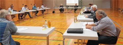 Der Halfinger Gemeinderat tagte coronabedingt mit genug Abstand in der Mehrzweckhalle. Foto Kirchner