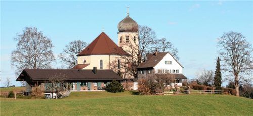 Der ideale Standort für die neue Kindertageseinrichtung der Gemeinden Frasdorf und Prien auf der grünen Wiese, fernab von jedem Verkehr, angelehnt an das Wildenwarter Kirchenbergerl mit Christkönigskirche, Pfarrheim und Schule.Foto Rehberg
