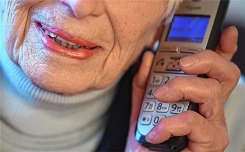 Der Kontakt der Kolbermoorer Senioren beschränkt sich derzeit aufs Telefon, heißt es bei der AWO Kolbermoor. Foto DPA