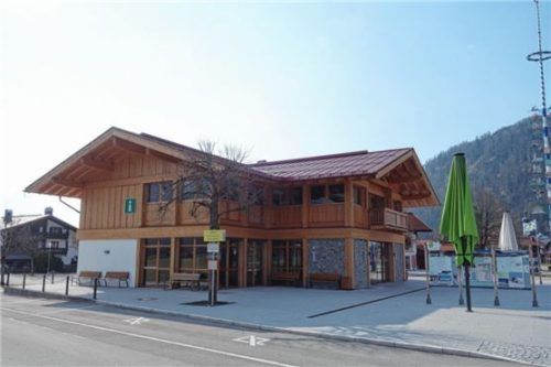 Der Neubau der Tourist-Info mit Erweiterung der Probenräume für Trachtenverein und Musikkapelle war die größte Investition der Gemeinde Reit im Winkl im Jahr 2019. Foto Hauser