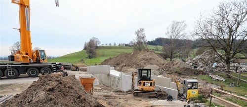 Der neue Viehdurchlass in Aschau unter der Kreisstraße nimmt Form an. Noch bis Mai sollen die Bauarbeiten dauern, bis dahin müssen Autofahrer Umwege in Kauf nehmen.  Foto HÖpfinger