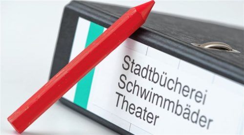 Der Rotstift diktiert: Die Stadt Rosenheim wird unter anderem ihre freiwilligen Leistungen auf den Prüfstand stellen müssen. Foto DPA