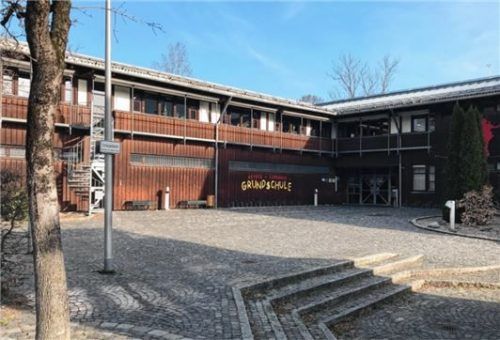 Der sonst so belebte Schulhof der Astrid-Lindgren-Grundschule in Rosenheim war in den vergangenen Wochen verwaist. Auch die jüngsten Schüler im Landkreis mussten aufgrund der Corona-Krise daheim bleiben. Foto Schöne