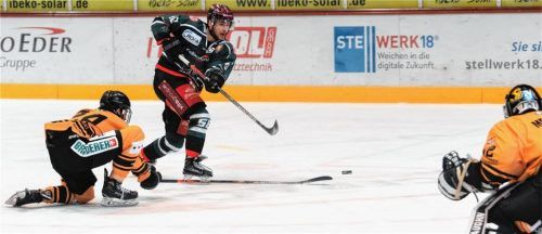 Der torgefährliche Stürmer Michael Baindl spielt auch nächste Saison für Rosenheim. Foto  Ziegler