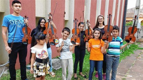 Die 20-jährige Elisabeth Unger (rechts) mit ihren Geigenschülern in Paraguay. Foto re