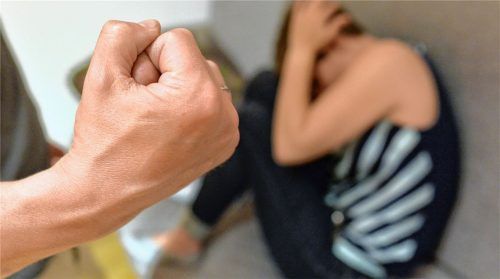 Wenn Frauen, Kinder und Jugendliche Opfer von Gewalt werden, ist die Beratungsstelle vom Verein „Frauen helfen Frauen“ für viele ein Rettungsweg. Foto dpa