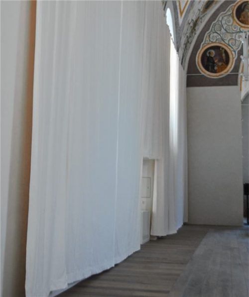 Die Akustikvorhänge sind an Stahlseilen aufgehängt und sollen das Hörerlebnis in der ehemaligen Kirche in Traunstein deutlich verbessern. Sie sind Teil der letzten Arbeiten, die die Sanierung abschließen. Foto Stadt Traunstein