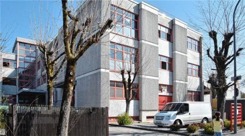 Die Angst, dass sich das Coronavirus in dicht bewohnten Flüchtlingsheimen wie hier in Rosenheim ausbreitet, ist groß. Foto Schlecker