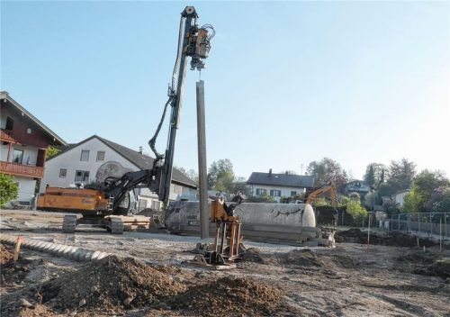 Die Arbeiten auf der Baustelle neben dem Katharinenheim in Bad Endorf haben kürzlich begonnen und sind trotz Corona in vollem Gange. Entstehen soll dort ein Demenzzentrum mit 45 Plätzen. Foto Ammelburger