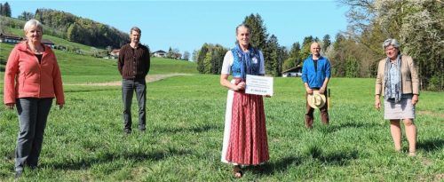Die beiden Vorsitzenden des Imkervereins Frasdorf-Aschau, Christian Voggenauer (hinten links) und Michael Herden (hinten rechts), die Vorsitzende des Obst- und Gartenbauvereins Frasdorf, Anneliese Dillersberger (vorne links), und die Dritte Bürgermeisterin von Aschau, Monika Schmid (vorne rechts), zusammen mit Bürgermeisterin Marianne Steindlmüller am Bauplatz des künftigen Lehrbienenstands am Frasdorfer Sagbergparkplatz.Foto Rehberg