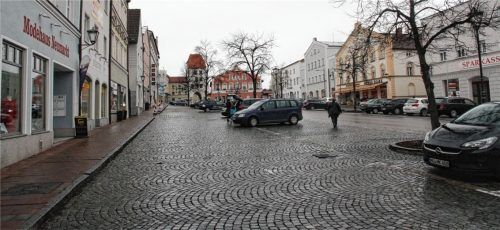 Die Corona-Krise lässt den Stadtplatz vereinsamen. Weil die Einzelhändler unter der Ausgangsbeschränkung ohnehin schon leiden, will Bürgermeister Erwin Baumgartner den Bürgerentscheid auf einen späteren Zeitpunkt verschieben. Foto Enzinger