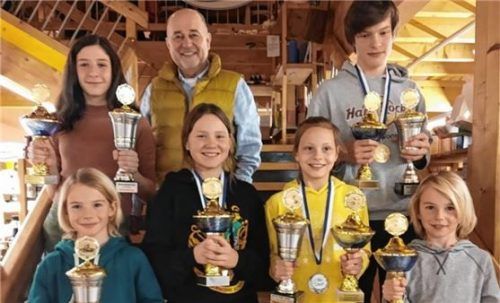 Die erfolgreichen Schwimmer mit Vorsitzendem Karl-Heinz Unger. Von oben, links: Anna Stephan, Unger, Felix Deidesheimer, Max Ohm, Anna Lutz, Hannah Gmeiner und Lenz Ohm. Aufgenommen wurde das Bild vor dem Corona-Katastrophenfall. Foto re