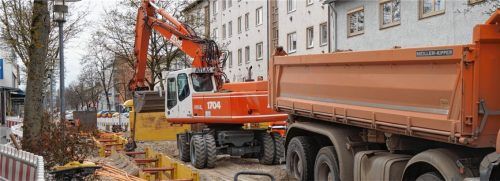 Die Fernwärmeleitungen werden verlegt und damit ist die Berliner Straße, Ecke Braunauer Straße, für den Verkehr gesperrt. Weil aber aufgrund der aktuellen Lage nur wenig Autos unterwegs sind, bleibt ein Verkehrsstau aus. Foto  grundner