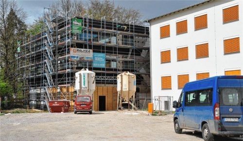 Die großen Investitionen der Stadt Mühldorf, beispielsweise die Erweiterung an der Grundschule an der Luitpoldallee, müssen beendet werden. Foto  Bauer