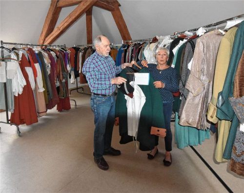 Die Kostüme müssen jetzt wieder eingelagert werden, aber Horst Rankl und Renate Benner sind zuversichtlich, dass das Stadtspiel im kommenden Jahr stattfinden kann.Foto Schlecker
