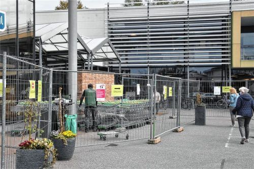 Die neue Normalität: Vor dem „Bellandris Gartencenter Rosenheim“ sind Metallzäune aufgebaut. Überall hängen Schilder mit Verhaltens- und Hygieneregeln. Fotos Schlecker