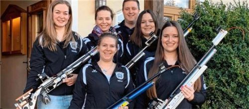 Die Obinger Luftgewehrschützinnen hinten von links: Nadine Ungerank, Sophie Gerg, Wasti Westner (Trainer), Regina Westner; vorne: Melanie Namberger, Diana Ober. Nicht auf dem Bild sind Johanna Irlinger, Lisa Ungerank und Markus Bauhofer.