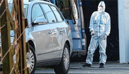 Die Spurensicherer waren, nach den Streifenwagenbesatzungen, die Ersten am Tatort.