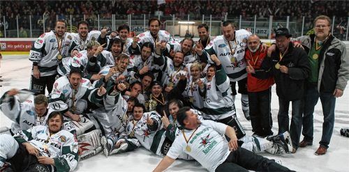 Die Starbulls Rosenheim, Meister der Eishockey-Oberliga-Saison 2009/2010.Fotos Neumeier (3), Ruprecht, Jahn (2)