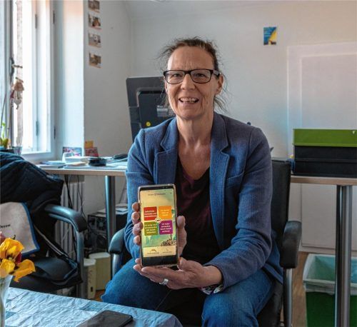 Die Telefonseelsorge ist denkbar einfach zu erreichen: Birgit Zimmer empfiehlt, sich die kostenlose App „Krisenkompass“ auf das Smartphone herunterzuladen. Von ihr aus kann man direkt durch Knopfdruck bei der Telefonseelsorge anrufen, findet darüber hinaus auch sonst erste Orientierung für Krisensituationen. Foto Thomae