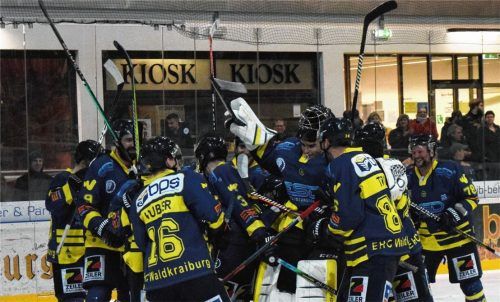 Die Trikots der Waldkraiburger Spieler können gekauft werden. Foto  del Grosso