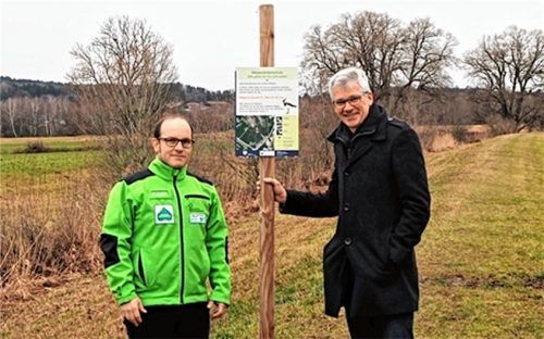 Dirk Alfermann und Bürgermeister Philipp Bernhofer (von links) bei der Aufstellung neuer Informationstafeln. Foto RE