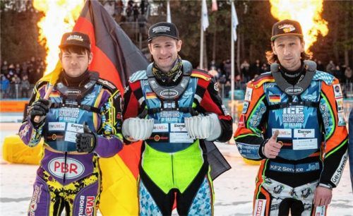 Drei, die für das deutsche Team „durchs Feuer“ gingen (von links): Teamkapitän Max Niedermaier, Hans Weber und Markus Jell holten bei der Eisspeedway-Team-WM in Berlin Bronze. Auch sie hoffen darauf, dass im Jahr 2021 wieder Eisspeedway in Inzell möglich sein wird. Foto  dpa