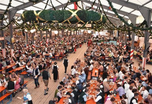 Ein Albtraum zu Corona-Zeiten: Dicht an dicht sitzen die Menschen im Bierzelt an den Tischen beim Rosenheimer Herbstfest. Im vergangenen Jahr ganz normal. Seit das Virus umgeht, undenkbar. Trotzdem äußert sich der Wirtschaftliche Verband nicht dazu, ob das Fest stattfinden kann oder nicht.Foto SChlecker