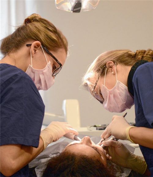 Ein Ansteckungsrisiko gilt während der Corona-Pandemie für Zahnärzte und deren Mitarbeiter. Patienten sind aufgrund der hohen Sicherheitsstandards in den Praxen besser geschützt.Foto dpa