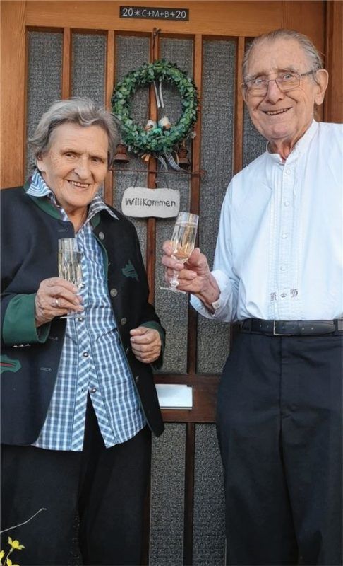 Ein Glas Sekt zur Feier des Tages: Rosemarie (83) und Karl-Hubert (81) Hiestand aus Rosenheim feiern ihre diamantene Hochzeit.