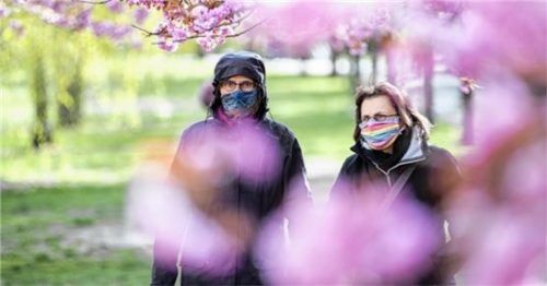 Ein Spaziergang beispielsweise mit einer Freundin ist ab heutigem Montag wieder erlaubt. Foto dpa