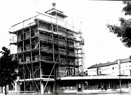 Ein Stück Stadtgeschichte: der „Suckfüll-Turm“. Der Turm der ehemaligen Feuerwache des Rüstungswerkes der Deutschen Sprengchemie wurde Ende der 1950er-Jahre ummantelt und ist bis heute als Treppenhaus erhalten. Rechts im Erdgeschoss befindet sich der Eisenwaren- und Haushaltswarenladen „Tscherwitschke & Co.“, der 1954 eröffnet wurde. In den 1960er-Jahren wurde der Ladentrakt um eine Etage aufgestockt.Fotos  Fischer/privat