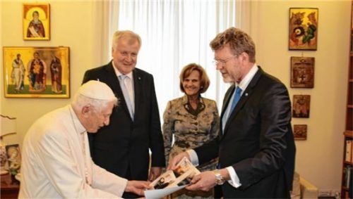 Eine Fotokollage überreichte Dr. Marcel Huber (rechts) an Papst Benedikt XVI. emeritus. Er besuchte 2017 mit Ministerpräsident Horst Seehofer (im Hintergrund seine Frau Karin) den Papst. Foto  privat