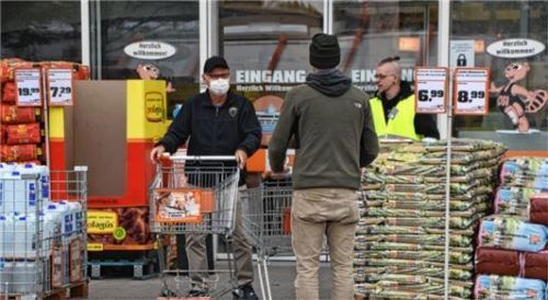 Eine Maskenpflicht gilt ab sofort in allen Geschäften in der Region, auch hier im Obi Raubling.Foto ruprecht