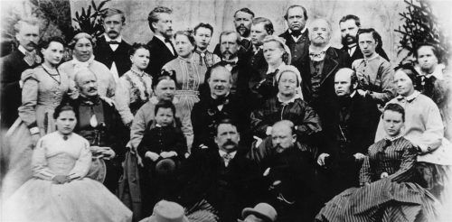 Eine uralte Tradition: Die älteste Aufnahme eines Riedltreffens aus dem Jahr 1868 zeigt – 30 Jahre nach der Einweihung der Kapelle auf dem Schlossberg – die Teilnehmer aus den drei Linien der Familie.