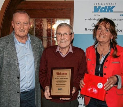 Eine Urkunde für den Ehrenvorsitzenden: (von links) Klaus Krank, Ortsvorsitzender der VdK Bergen-Vachendorf, Ehrenvorsitzender Josef Moos und die Frauenbeauftragte des VdK-Kreisvorstands, Angela Laab.Foto  Humm