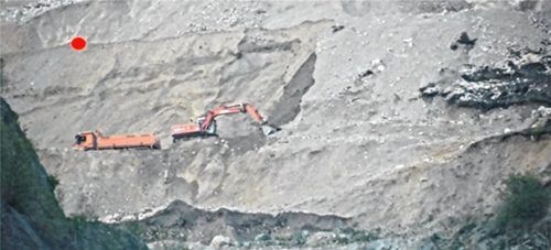 Eine Vorstellung über die Dimensionen die abgebaut werden sollen gibt das Bild mit Bagger und LKW zum Größenbezug. Am roten Punkt wurde ein sogenannter Rammversuch gemacht. Bei eine Tiefe von 15,5 Meter war die Sonde noch immer nicht auf gewachsenen Felsen gestoßen. Foto Steffenhagen