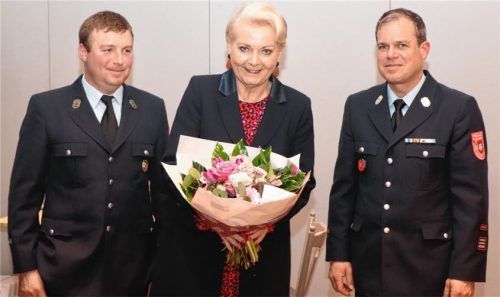 Einen Blumenstrauß gab es für die scheidende Oberbürgermeisterin Gabriele Bauer aus den Händen des Vorsitzenden Christian Egger (links) sowie des Kommandanten Peter Höhensteiger. Foto re